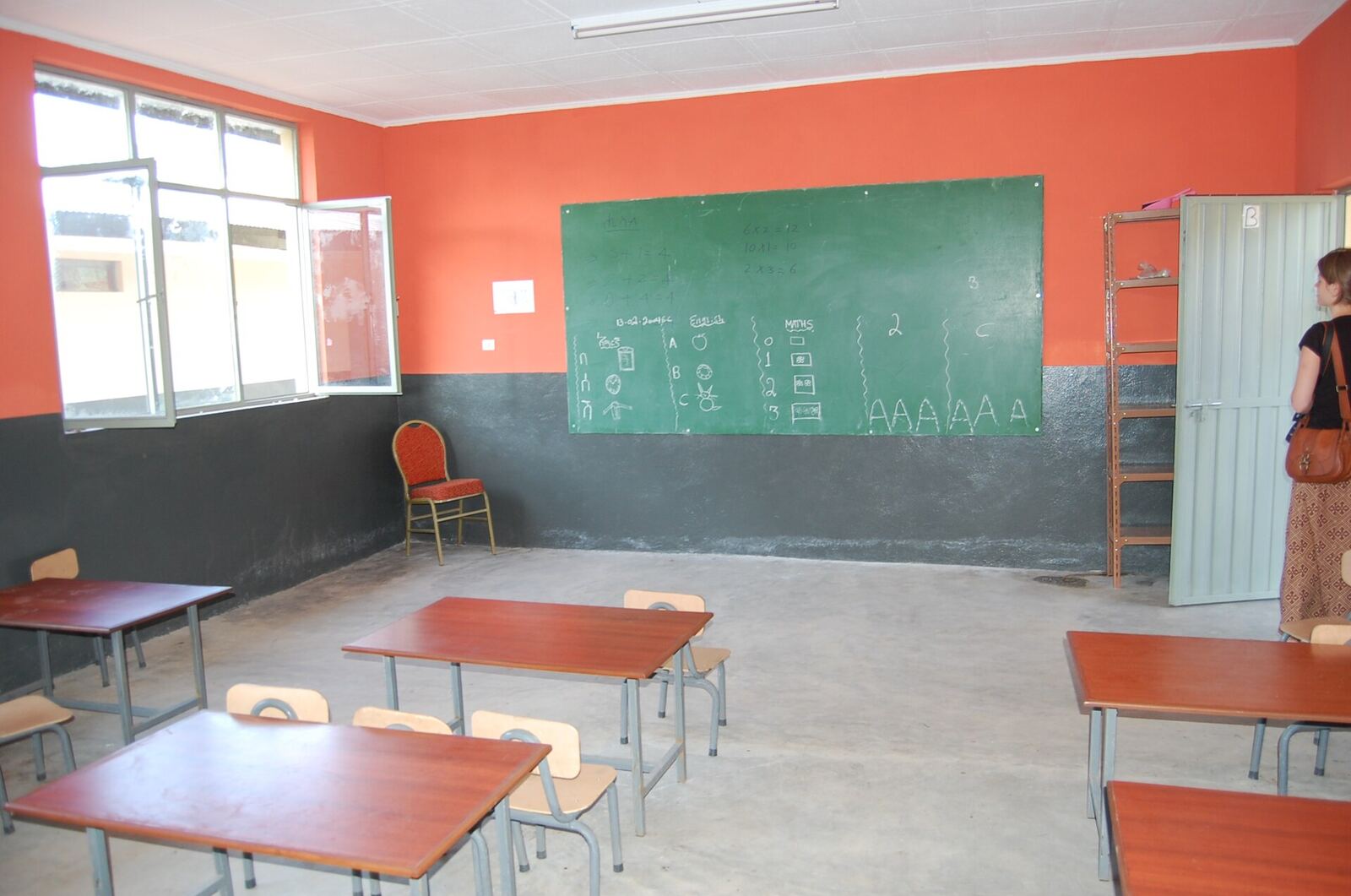 Ethiopian Classroom | RaspGold English An Ethiopian classroom shows student desks and a chalkboard, illustrating learning environments for English communication.
