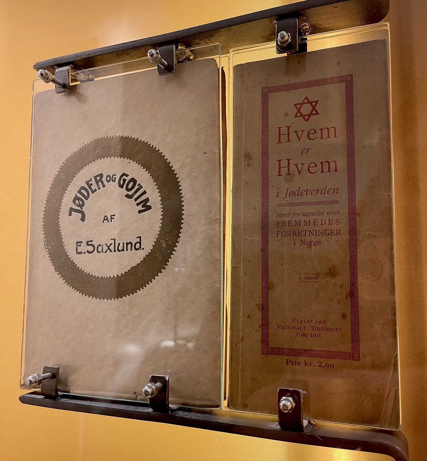 Photo taken at the Norwegian Center for Holocaust and Minority Studies (Norwegian: HL-senteret ) in Oslo, showing items from the permanent exhibition on antisemitism , the Holocaust , etc.: Jøder og Gojim ("Jews and Goyim ") A Norwegian book based on an antisemitic pamphlet by the German writer and racist Theodor Fritsch (1852 – 1933), written by Eivind Saxlund (1858 – 1936), who published it in 1910 in Christiania (Oslo), with new editions coming in 1911, 1922 and 1923. Hvem er Hvem i Jødeverden ("Who's Who in the Jewish World") Pamphlet cataloguing Jews or presumed Jews in Norway, written and published by the Norwergian antisemite Mikal Sylten (1873–1964) in 1941. Sylten was used as a consultant for the nazi authorities during the German occupation of Norway during the Second World War.